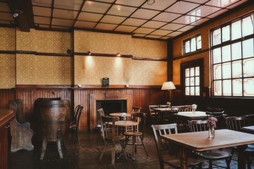 The Rose & Crown by null