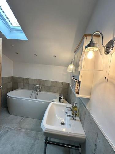 Converted Barn with Hot Tub, The Hayloft., Carnforth (zdjęcie 7)