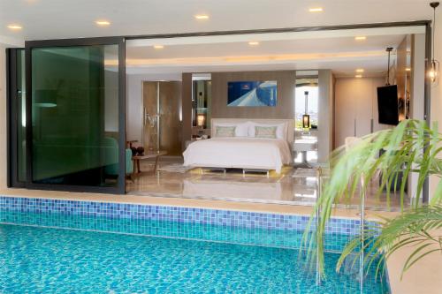 Indoor Grand Pool Suite, 1 Bedroom Suite, 1 King, Sea view