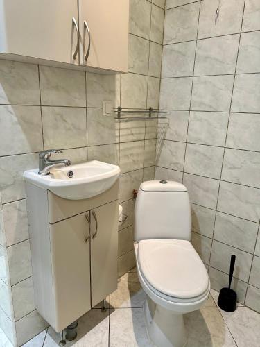 Center of city apartments, bus station 1min, airport 5 min, Tallinn (photo 6)
