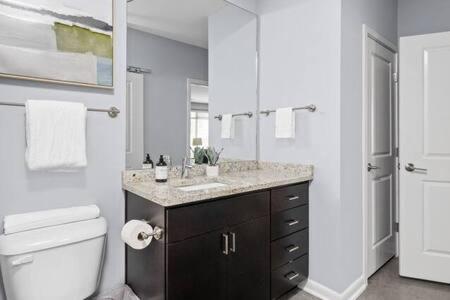 CozySuites TWO Stylish Apts, Monument Circle, Indy - Tap to explore photos
