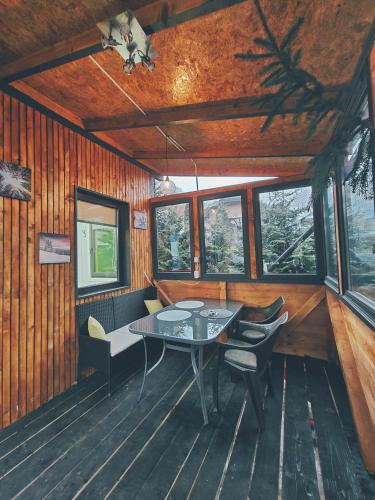 Tiny House Căsuța cocoțată - Valea Doftanei - 2camere (Tiny House Casuta cocotata - Valea Doftanei - 2camere) in เจชิลา
