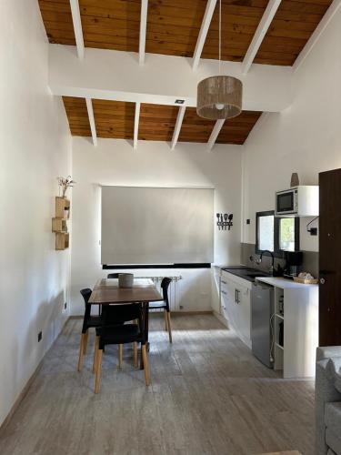Apartamento hasta 4 personas con jardin, parrilla y, estacionamiento gratuito Ubicado cerca de la ciudad y, a 20 minutos del cerro Catedral