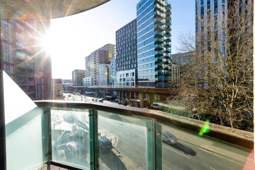 Modern One Bedroom City Tower - Canary Wharf - image 5