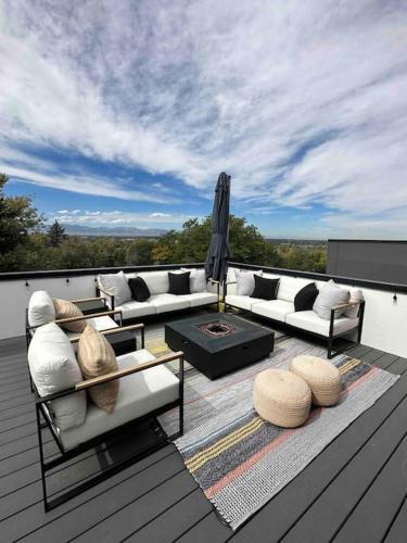Spacious TH w/ Firepit, Mountain Views & Garage in Denver, USA