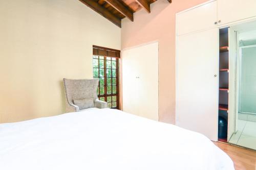 Executive suite with full kitchen & lounge