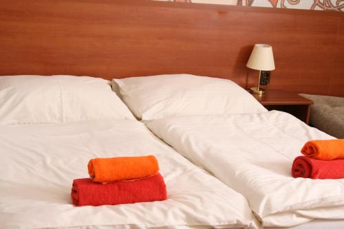 1 queen bed, 2 twin beds