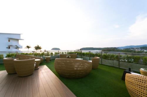 Pub/Lounge, Sugar Palm Grand Hillside Hotel near Kata Strand