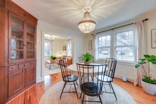 Charming Virginia Retreat with Covered Porch and Yard! in ฟาร์มวิลล์ (เวอร์จิเนีย)