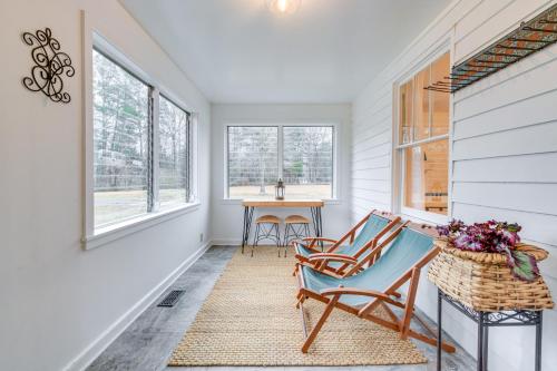 Charming Virginia Retreat with Covered Porch and Yard! in ฟาร์มวิลล์ (เวอร์จิเนีย)