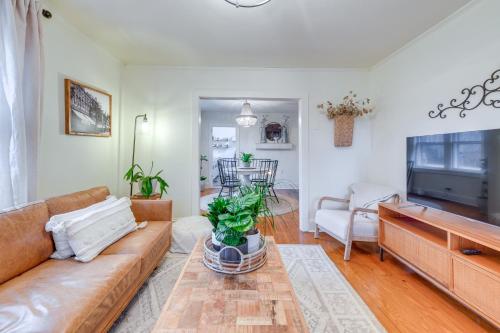 Charming Virginia Retreat with Covered Porch and Yard! in ฟาร์มวิลล์ (เวอร์จิเนีย)