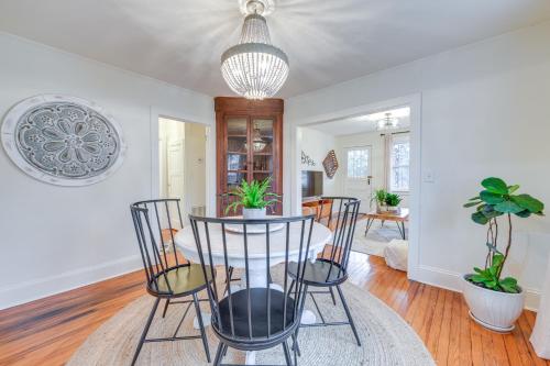 Charming Virginia Retreat with Covered Porch and Yard! in ฟาร์มวิลล์ (เวอร์จิเนีย)