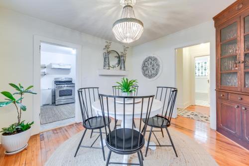 Charming Virginia Retreat with Covered Porch and Yard! in ฟาร์มวิลล์ (เวอร์จิเนีย)