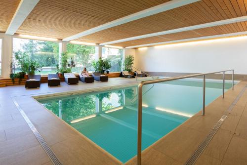 Swimming pool, Studio im Hotel Des Alpes in Flims