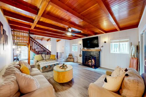 Black Feather Lodge in Lake Arrowhead, USA