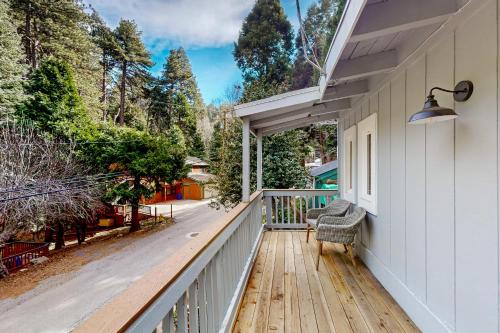 Black Feather Lodge in Lake Arrowhead, USA