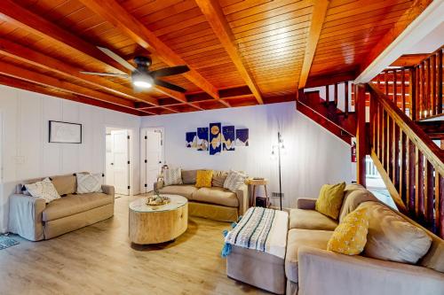 Black Feather Lodge in Lake Arrowhead, USA