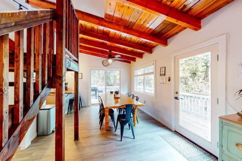 Black Feather Lodge in Lake Arrowhead, USA