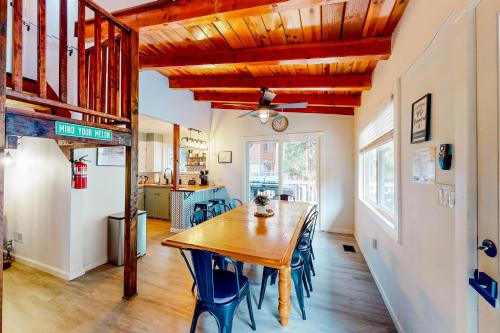 Black Feather Lodge in Lake Arrowhead, USA