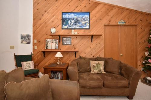 5123 Summit View Court in Somerset, USA
