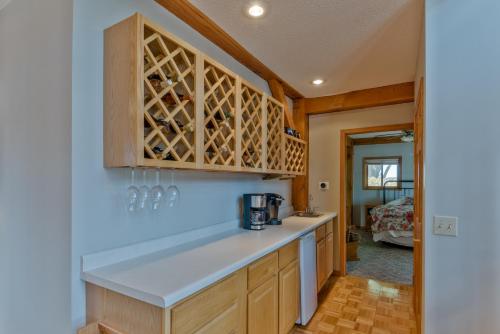 Custom Waterfront Lodge, 4 bed, 4 Bath, Sleeps 12!