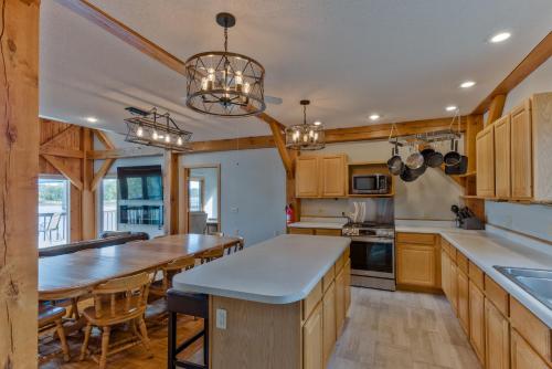 virtuve, Custom Waterfront Lodge, 4 bed, 4 Bath, Sleeps 12! in Marquette (IA)