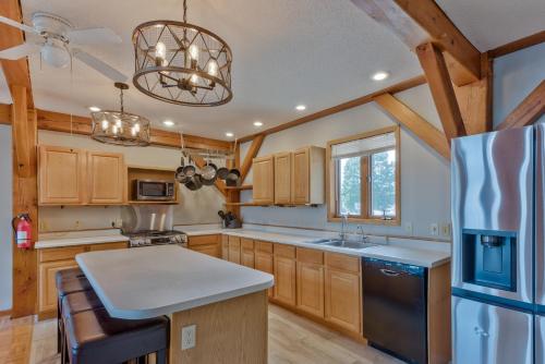virtuve, Custom Waterfront Lodge, 4 bed, 4 Bath, Sleeps 12! in Marquette (IA)