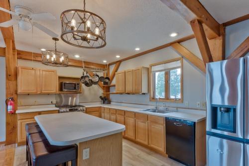 Custom Waterfront Lodge, 4 bed, 4 Bath, Sleeps 12!