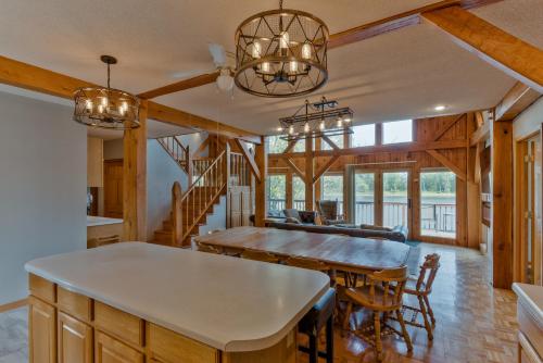 Custom Waterfront Lodge, 4 bed, 4 Bath, Sleeps 12!