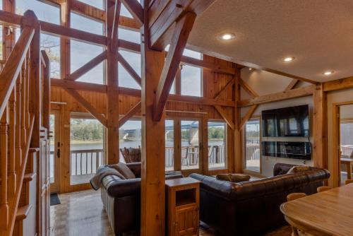 Custom Waterfront Lodge, 4 bed, 4 Bath, Sleeps 12!