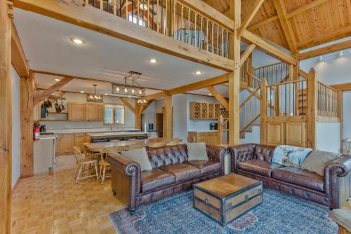 Custom Waterfront Lodge, 4 bed, 4 Bath, Sleeps 12!