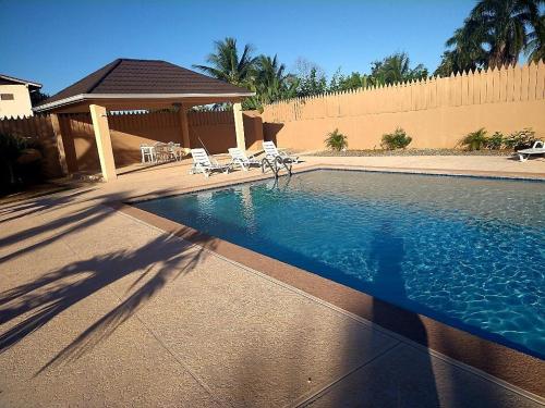 JaVacay 2-Bedroom Pool Balcony Wi-Fi Townhome