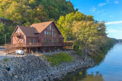 Apkārtne, Custom Waterfront Lodge, 4 bed, 4 Bath, Sleeps 12! in Marquette (IA)