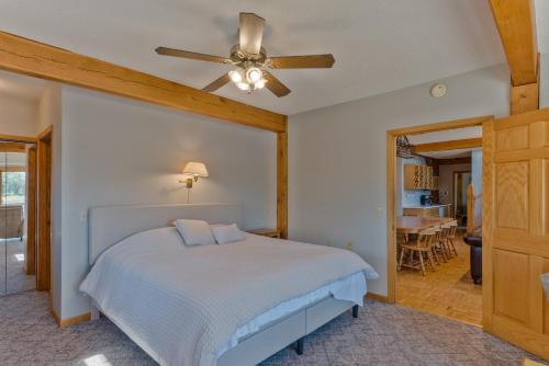 Custom Waterfront Lodge, 4 bed, 4 Bath, Sleeps 12!