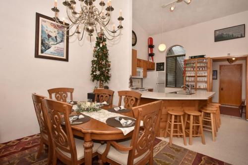 5123 Summit View Court in Somerset, USA