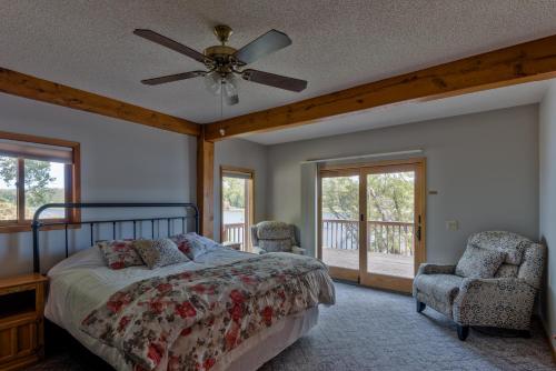 Custom Waterfront Lodge, 4 bed, 4 Bath, Sleeps 12!