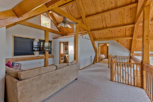 Custom Waterfront Lodge, 4 bed, 4 Bath, Sleeps 12!