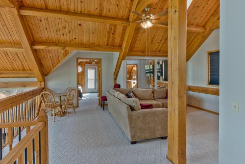 Custom Waterfront Lodge, 4 bed, 4 Bath, Sleeps 12!