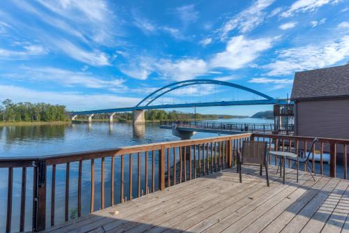 Custom Waterfront Lodge, 4 bed, 4 Bath, Sleeps 12!