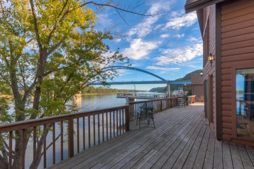 Custom Waterfront Lodge, 4 bed, 4 Bath, Sleeps 12!