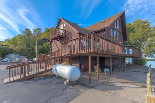 Custom Waterfront Lodge, 4 bed, 4 Bath, Sleeps 12!