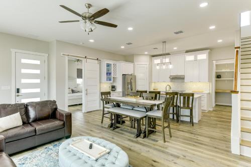 Modern Rockport Home 6 Mi to Beach! in Rockport, USA