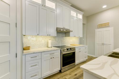 Modern Rockport Home 6 Mi to Beach! in Rockport, USA
