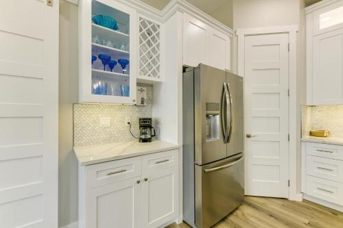 Modern Rockport Home 6 Mi to Beach! in Rockport, USA