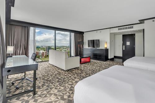 Hilton Miami Downtown Room Type - Junior Queen Suite with Bay View