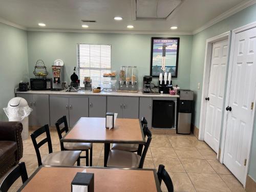 Travelodge by Wyndham Santee - image 7