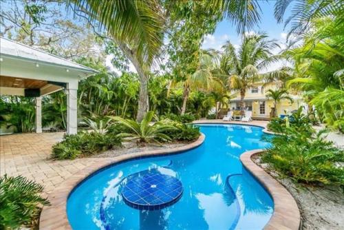 Coconut Lagoon - Lovely Historic Renovated Cottage wHuge Heated Pool Backyard OasisCabanaBar