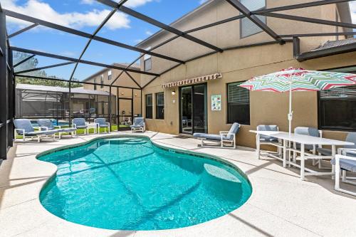 Cypress Pointe- Contemporary Villa in a gated community with a game room - image 2