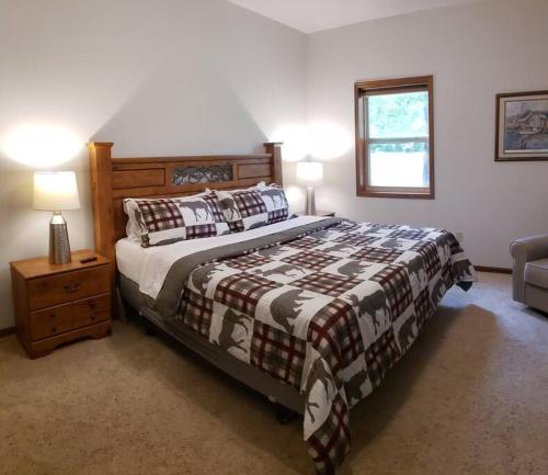 Entire Lake House - Private Hot Tub, Firepit, Pool, Boat 2 Rent in Forsyth, USA