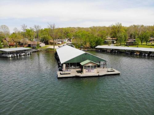 Entire Lake House - Private Hot Tub, Firepit, Pool, Boat 2 Rent in Forsyth, USA